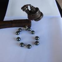 Auffälliges Glieder Armband mit schwarzen Muschel Perlen und Silber Karabiner. Handgemacht vom Goldschmied Bild 3