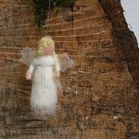 Engel aus Schafwolle am Silberfaden hängend Bild 1