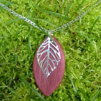 Halskette aus lila rotem Purpleheart Amaranth Holz in Blattform, silberne Edelstahl Panzerkette, farbiger Hingucker Bild 1