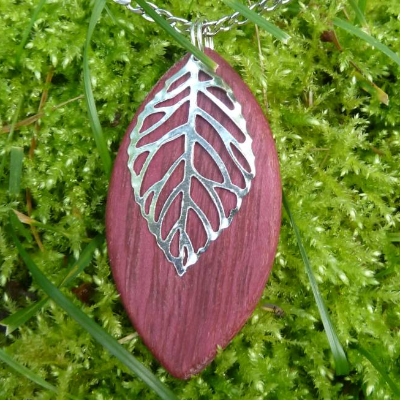 Halskette aus lila rotem Purpleheart Amaranth Holz in Blattform, silberne Edelstahl Panzerkette, farbiger Hingucker