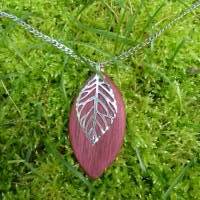 Halskette aus lila rotem Purpleheart Amaranth Holz in Blattform, silberne Edelstahl Panzerkette, farbiger Hingucker Bild 5