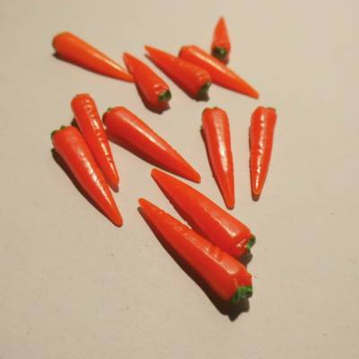 Miniatur 12 Stück Möhren , Karotten ,  - Puppenhaus oder  zur Dekoration oder zum Basteln - Wichteltür Krippenbau