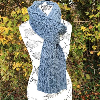 warmer Strickschal - handgestrickter Schal mit Zopfmuster aus 100% Schurwolle - goblin blau  - ca. 18 x 180 cm