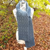 warmer Strickschal - handgestrickter Schal mit Zopfmuster aus 100% Schurwolle - goblin blau  - ca. 18 x 180 cm Bild 2