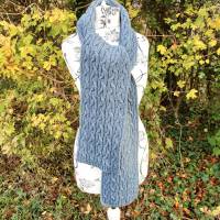 warmer Strickschal - handgestrickter Schal mit Zopfmuster aus 100% Schurwolle - goblin blau  - ca. 18 x 180 cm Bild 3