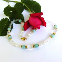 Ein Blickfang ist diese Halskette mit funkelndem Kristall & mintfarbenem Apatith. Handgemacht für den aparten Sommerlook Bild 2