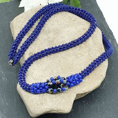 „Kobaltblaue Magie“ – Handgefertigte Halskette mit funkelndem Herzstück
