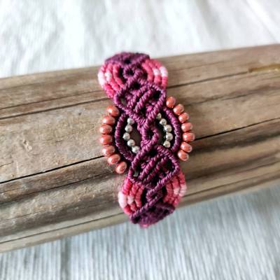 bezauberndes Makramee Armband in bordeaux und rosa mit kleinen Acryl- und Metallperlen