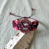 bezauberndes Makramee Armband in bordeaux und rosa mit kleinen Acryl- und Metallperlen Bild 2