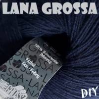 Pulswärmer Stulpen für zarte Hände in Nachtblau Zopfmuster gestrickt aus Cool Wool von Lana Grossa Bild 10