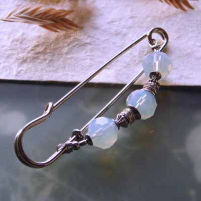 Elegante silberfarbene Tuchnadel mit Opalglasperlen Opalith Kiltnadel N-7-S-3