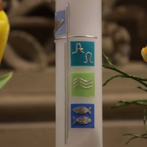 weiße Taufkerze mit Kreuz und den Symbolen Taube, Alpha und Omega, Wellen, Fisch auf 4 farbigen Kacheln