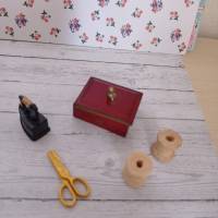 Miniatur Nähzimmer Nähmaschine Nähzubehör  zur Dekoration oder zum Basteln Puppenhaus Wichteltür Geschenke Bild 2