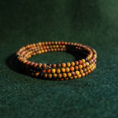 mehrreihiger Wickel -Armreif mit Kugeln aus versteinertem Holz