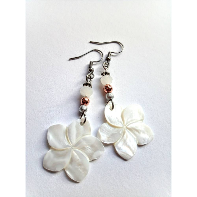 weiße Blumen Ohrringe aus Perlmutt Unikat Ohrring mit Glas und Hämatit Perlen weiß rose silber NEU