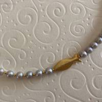 Graue Perlenkette mit Fisch Si925 vergoldet, Zuchtperlen Kette, eleganter Brautschmuck, Geschenk, Handarbeit aus Bayern Bild 7