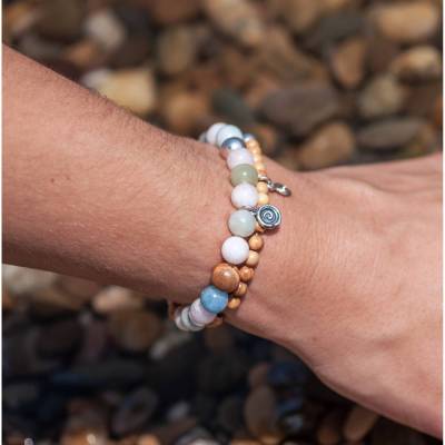 Handgefertigtes Slip-On Armband aus Beryll- und Olivenholzperlen mit Silber.