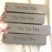 Schlichter Geschenkanhänger für Weihnachten „Ho Ho Ho“ aus grauem Beton, 9 cm Bild 3