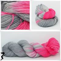 "Grau liebt Rosa", Wollelfe Merino Deluxe, handgefärbte Socken- und Tuchwolle, 4fädig, 100 g Strang Bild 1