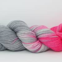 "Grau liebt Rosa", Wollelfe Merino Deluxe, handgefärbte Socken- und Tuchwolle, 4fädig, 100 g Strang Bild 2