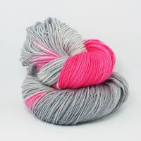 "Grau liebt Rosa", Wollelfe Merino Deluxe, handgefärbte Socken- und Tuchwolle, 4fädig, 100 g Strang Bild 3