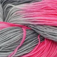 "Grau liebt Rosa", Wollelfe Merino Deluxe, handgefärbte Socken- und Tuchwolle, 4fädig, 100 g Strang Bild 4