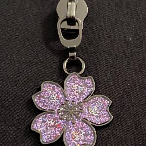 Zipper Sparkling Blossom, breit, gunmetal-lila, 1 Stück / Schieber für Reißverschlüsse mit Spiralraupe Bild 2