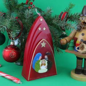 Rote Formenkerze Kuppelmotiv mit Heiliger Familie, Weihnachtskerze mit Maria, Josef und dem Jesuskind in der Krippe Bild 1
