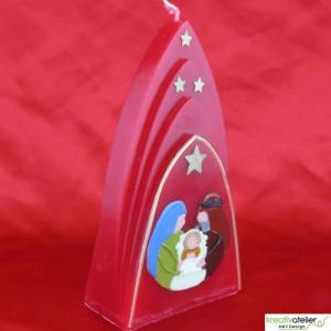 Rote Formenkerze Kuppelmotiv mit Heiliger Familie, Weihnachtskerze mit Maria, Josef und dem Jesuskind in der Krippe Bild 9