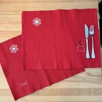 2 rote Tischset mit Stickerei Schneeflocke und Schneemann personalisierbar Frühstücksset Platzsets Wintertischsets Bild 1