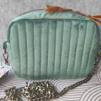 Unikat! Eckige Handtasche / Umhängetasche Smaragdgrüner Samt mit schöner Steppung Bild 1