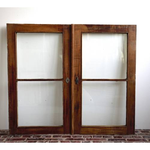 braunes Vintage Holzfenster mit 2 Glasscheiben