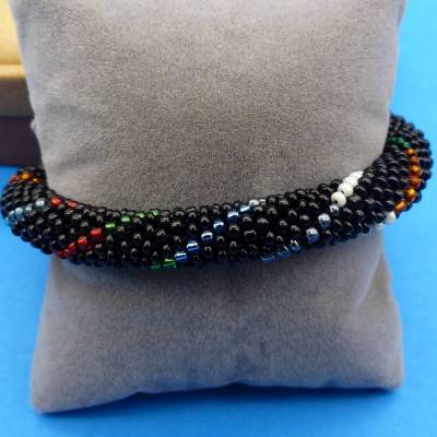 Armband, Häkelarmband, schwarz mit farbigen Streifen, Handarbeit, 20 cm, Glasperlen gehäkelt, Perlenarmband, Schmuck