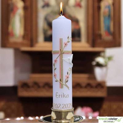 Weiße Taufkerze Taube, Kreuz und Blumenranke, blau für Jungen oder rosa für Mädchen personalisierbar mit Namen und Datum
