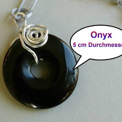 Großer Onyx Amulett Anhänger an langer Kette mit silberfarbenem Ornament – Unikat Schmuckstück
