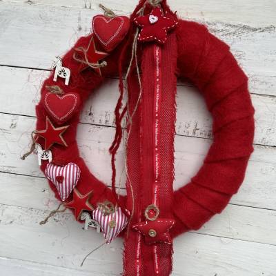 Türkranz Skandi Stil aus Filzwolle mit Stoffherzen & Sternen – Winterkranz rot-weiß handgemacht