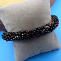Armband, Häkelarmband, schwarz mit Farbakzent rot silber, Handarbeit, 20 cm, Glasperlen gehäkelt, Perlenarmband Bild 2