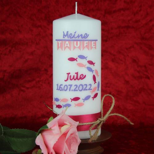 wunderschöne moderne Taufkerze mit Fischen, Satinband und Jutekordel in zartem Rosa und Violett für Mädchen