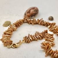 Goldfarbene Kette aus echten Keshi-Perlen in natürliche Formen Bild 1