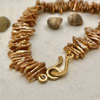 Goldfarbene Kette aus echten Keshi-Perlen in natürliche Formen Bild 2