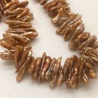 Goldfarbene Kette aus echten Keshi-Perlen in natürliche Formen Bild 4