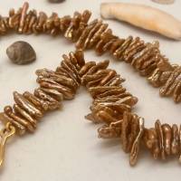 Goldfarbene Kette aus echten Keshi-Perlen in natürliche Formen Bild 7