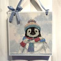 Holzbild, Pinguin mit Wollmütze und Schal im Schnee, Weihnachten, Winter Bild 1