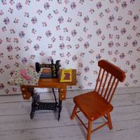 Miniatur Nähzimmer Nähmaschine mit Stuhl  zur Dekoration oder zum Basteln Puppenhaus Wichteltür Geschenke Bild 1