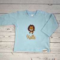 blaues Shirt mit süßem Löwen und Namen bestickt, personalisiertes Longsleeve Baby Kind, Geschenkidee zur Geburt Bild 1