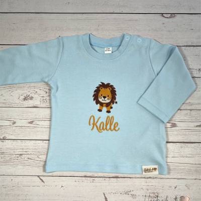blaues Shirt mit süßem Löwen und Namen bestickt, personalisiertes Longsleeve Baby Kind, Geschenkidee zur Geburt