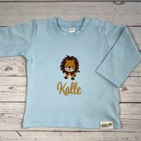 blaues Shirt mit süßem Löwen und Namen bestickt, personalisiertes Longsleeve Baby Kind, Geschenkidee zur Geburt Bild 3