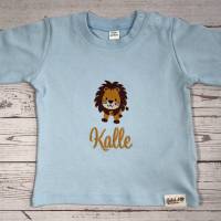 blaues Shirt mit süßem Löwen und Namen bestickt, personalisiertes Longsleeve Baby Kind, Geschenkidee zur Geburt Bild 5