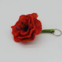 Schlüsselanhänger Blume pink aus Filz, handgearbeitet, einmaliger Taschen- oder Rucksackanhänger für Blumenfreunde Bild 4