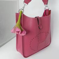 Schlüsselanhänger Blume pink aus Filz, handgearbeitet, einmaliger Taschen- oder Rucksackanhänger für Blumenfreunde Bild 5